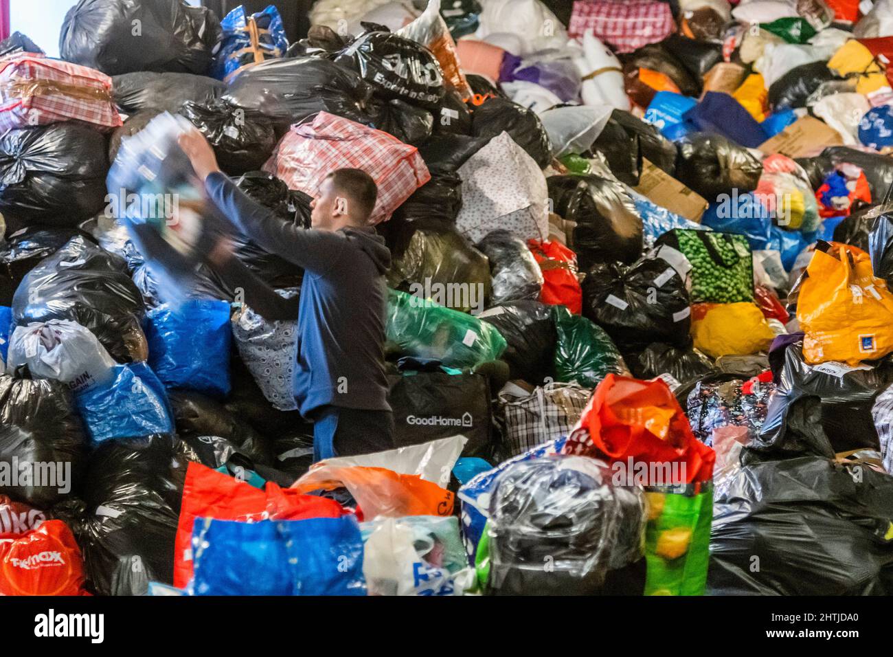 Londra, Regno Unito. 1st Mar 2022. I volontari del White Eagle club (un club polacco a Balham) ordinano donazioni per i rifugiati ucraini e aiutano coloro che soggiornano a combattere. Sono alla ricerca di aiutanti, donazioni (vestiti caldi e puliti, forniture mediche, chiildrens e prodotti per bambini ecc) e in particolare hanno bisogno di più scatole / imballaggio. Tutti sperano che Putin blocchi la guerra e l’invasione dell’Ucraina. Credit: Guy Bell/Alamy Live News Foto Stock