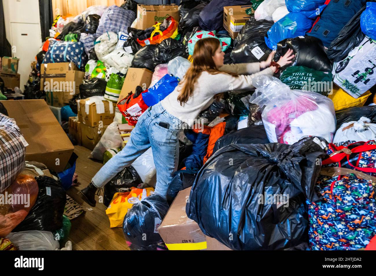 Londra, Regno Unito. 1st Mar 2022. I volontari del White Eagle club (un club polacco a Balham) ordinano donazioni per i rifugiati ucraini e aiutano coloro che soggiornano a combattere. Sono alla ricerca di aiutanti, donazioni (vestiti caldi e puliti, forniture mediche, chiildrens e prodotti per bambini ecc) e in particolare hanno bisogno di più scatole / imballaggio. Tutti sperano che Putin blocchi la guerra e l’invasione dell’Ucraina. Credit: Guy Bell/Alamy Live News Foto Stock
