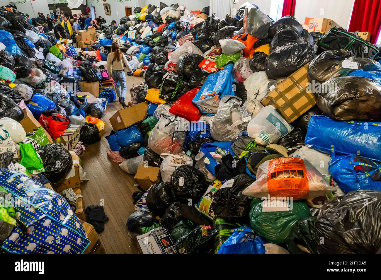 Londra, Regno Unito. 1st Mar 2022. I volontari del White Eagle club (un club polacco a Balham) ordinano donazioni per i rifugiati ucraini e aiutano coloro che soggiornano a combattere. Sono alla ricerca di aiutanti, donazioni (vestiti caldi e puliti, forniture mediche, chiildrens e prodotti per bambini ecc) e in particolare hanno bisogno di più scatole / imballaggio. Tutti sperano che Putin blocchi la guerra e l’invasione dell’Ucraina. Credit: Guy Bell/Alamy Live News Foto Stock