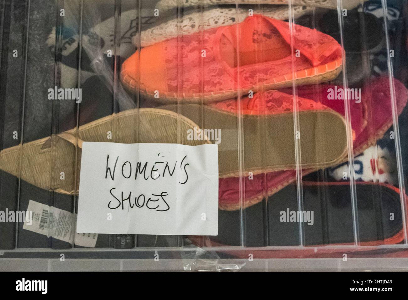 Londra, Regno Unito. 1st Mar 2022. I volontari del White Eagle club (un club polacco a Balham) ordinano donazioni per i rifugiati ucraini e aiutano coloro che soggiornano a combattere. Sono alla ricerca di aiutanti, donazioni (vestiti caldi e puliti, forniture mediche, chiildrens e prodotti per bambini ecc) e in particolare hanno bisogno di più scatole / imballaggio. Tutti sperano che Putin blocchi la guerra e l’invasione dell’Ucraina. Credit: Guy Bell/Alamy Live News Foto Stock