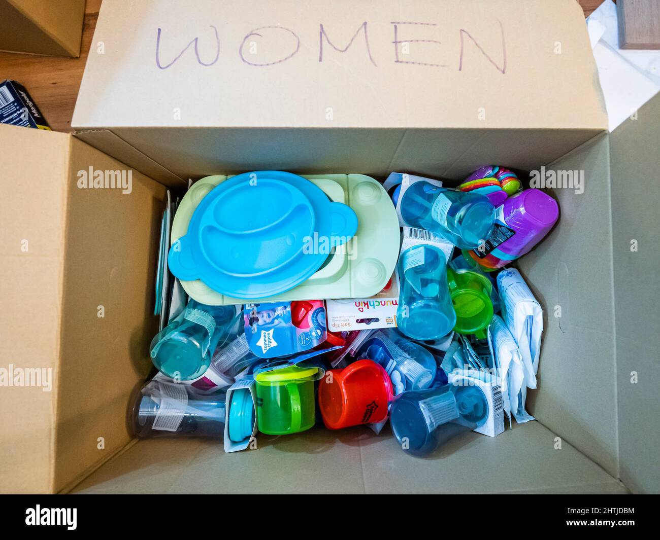 Londra, Regno Unito. 1st Mar 2022. I volontari del White Eagle club (un club polacco a Balham) ordinano donazioni per i rifugiati ucraini e aiutano coloro che soggiornano a combattere. Sono alla ricerca di aiutanti, donazioni (vestiti caldi e puliti, forniture mediche, chiildrens e prodotti per bambini ecc) e in particolare hanno bisogno di più scatole / imballaggio. Tutti sperano che Putin blocchi la guerra e l’invasione dell’Ucraina. Credit: Guy Bell/Alamy Live News Foto Stock