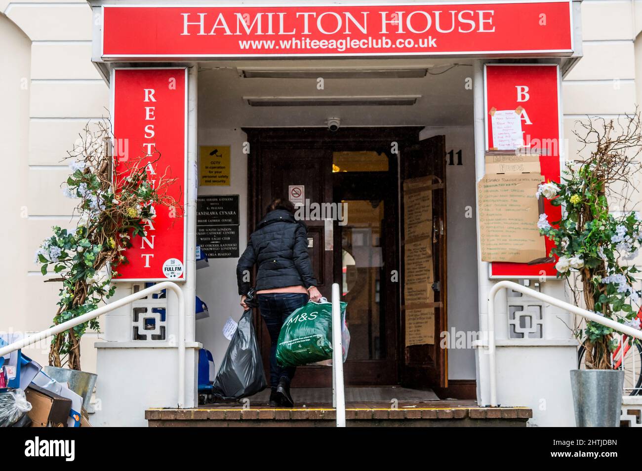 Londra, Regno Unito. 1st Mar 2022. I volontari del White Eagle club (un club polacco a Balham) ordinano donazioni per i rifugiati ucraini e aiutano coloro che soggiornano a combattere. Sono alla ricerca di aiutanti, donazioni (vestiti caldi e puliti, forniture mediche, chiildrens e prodotti per bambini ecc) e in particolare hanno bisogno di più scatole / imballaggio. Tutti sperano che Putin blocchi la guerra e l’invasione dell’Ucraina. Credit: Guy Bell/Alamy Live News Foto Stock