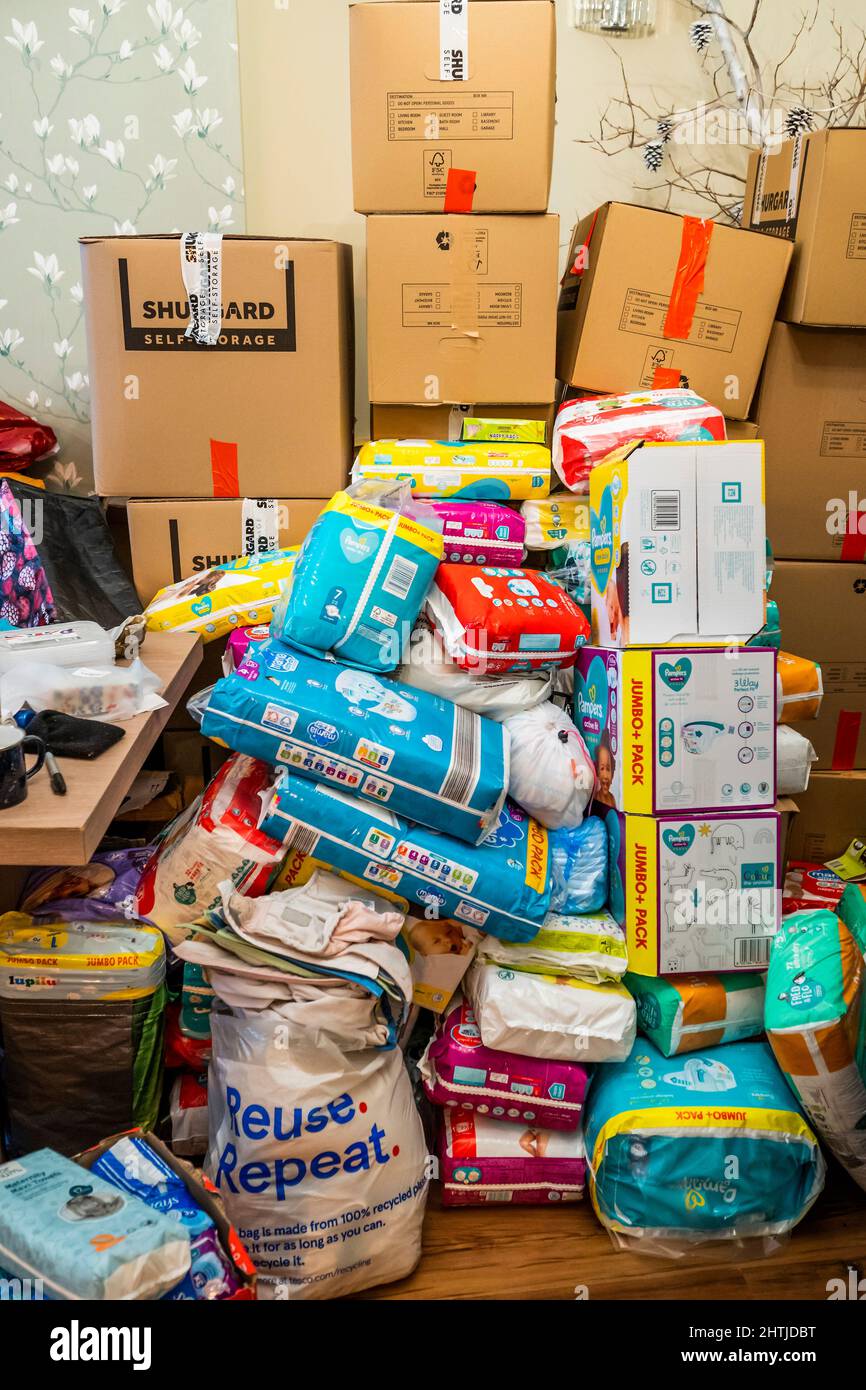 Londra, Regno Unito. 1st Mar 2022. I volontari del White Eagle club (un club polacco a Balham) ordinano donazioni per i rifugiati ucraini e aiutano coloro che soggiornano a combattere. Sono alla ricerca di aiutanti, donazioni (vestiti caldi e puliti, forniture mediche, chiildrens e prodotti per bambini ecc) e in particolare hanno bisogno di più scatole / imballaggio. Tutti sperano che Putin blocchi la guerra e l’invasione dell’Ucraina. Credit: Guy Bell/Alamy Live News Foto Stock