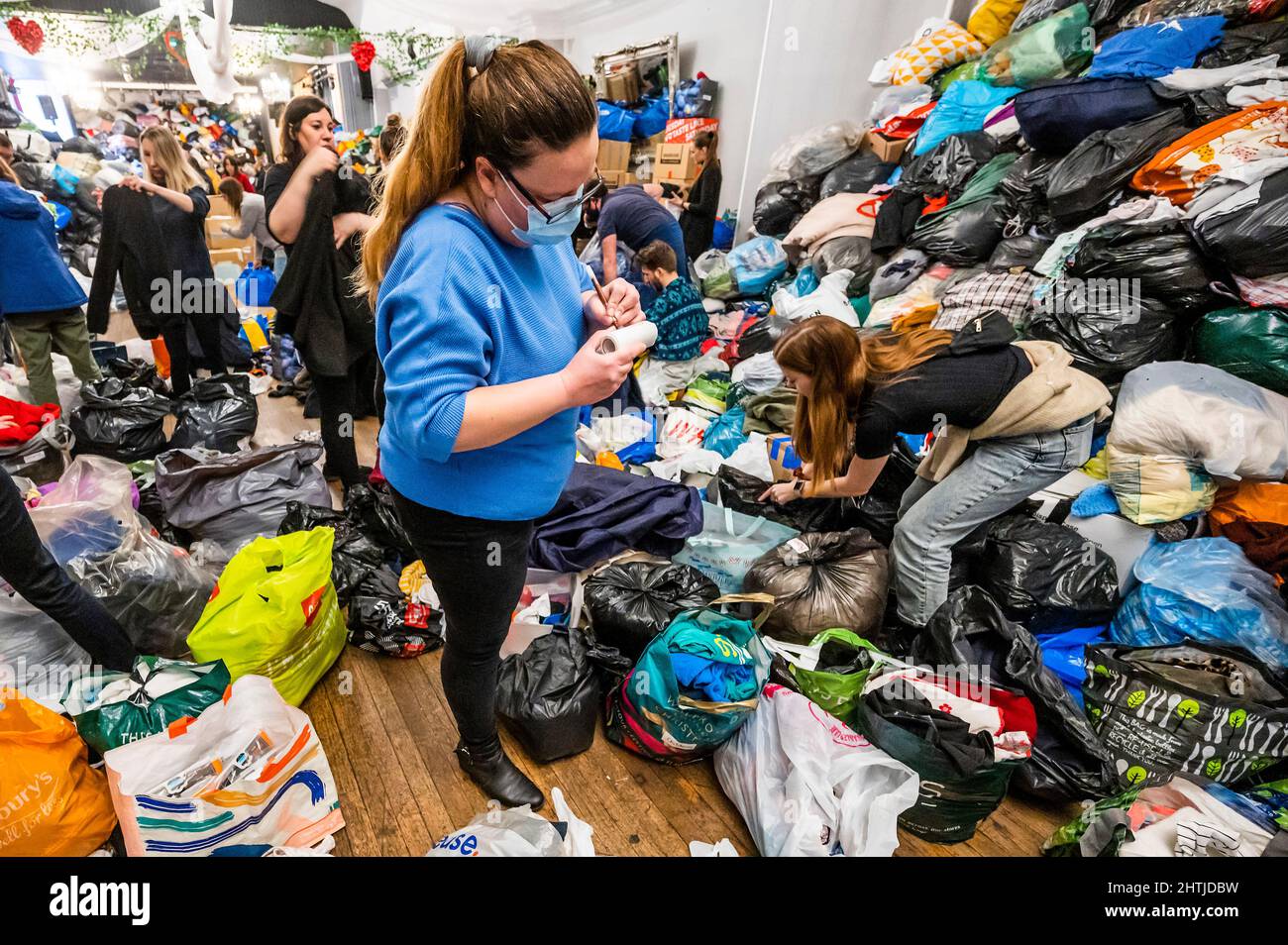 Londra, Regno Unito. 1st Mar 2022. I volontari del White Eagle club (un club polacco a Balham) ordinano donazioni per i rifugiati ucraini e aiutano coloro che soggiornano a combattere. Sono alla ricerca di aiutanti, donazioni (vestiti caldi e puliti, forniture mediche, chiildrens e prodotti per bambini ecc) e in particolare hanno bisogno di più scatole / imballaggio. Tutti sperano che Putin blocchi la guerra e l’invasione dell’Ucraina. Credit: Guy Bell/Alamy Live News Foto Stock