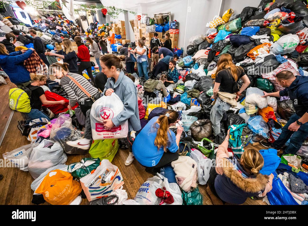 Londra, Regno Unito. 1st Mar 2022. I volontari del White Eagle club (un club polacco a Balham) ordinano donazioni per i rifugiati ucraini e aiutano coloro che soggiornano a combattere. Sono alla ricerca di aiutanti, donazioni (vestiti caldi e puliti, forniture mediche, chiildrens e prodotti per bambini ecc) e in particolare hanno bisogno di più scatole / imballaggio. Tutti sperano che Putin blocchi la guerra e l’invasione dell’Ucraina. Credit: Guy Bell/Alamy Live News Foto Stock