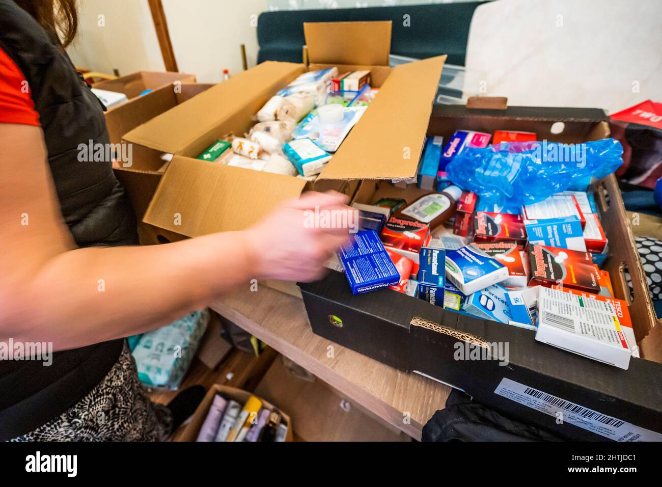 Londra, Regno Unito. 1st Mar 2022. I volontari del White Eagle club (un club polacco a Balham) ordinano donazioni per i rifugiati ucraini e aiutano coloro che soggiornano a combattere. Sono alla ricerca di aiutanti, donazioni (vestiti caldi e puliti, forniture mediche, chiildrens e prodotti per bambini ecc) e in particolare hanno bisogno di più scatole / imballaggio. Tutti sperano che Putin blocchi la guerra e l’invasione dell’Ucraina. Credit: Guy Bell/Alamy Live News Foto Stock