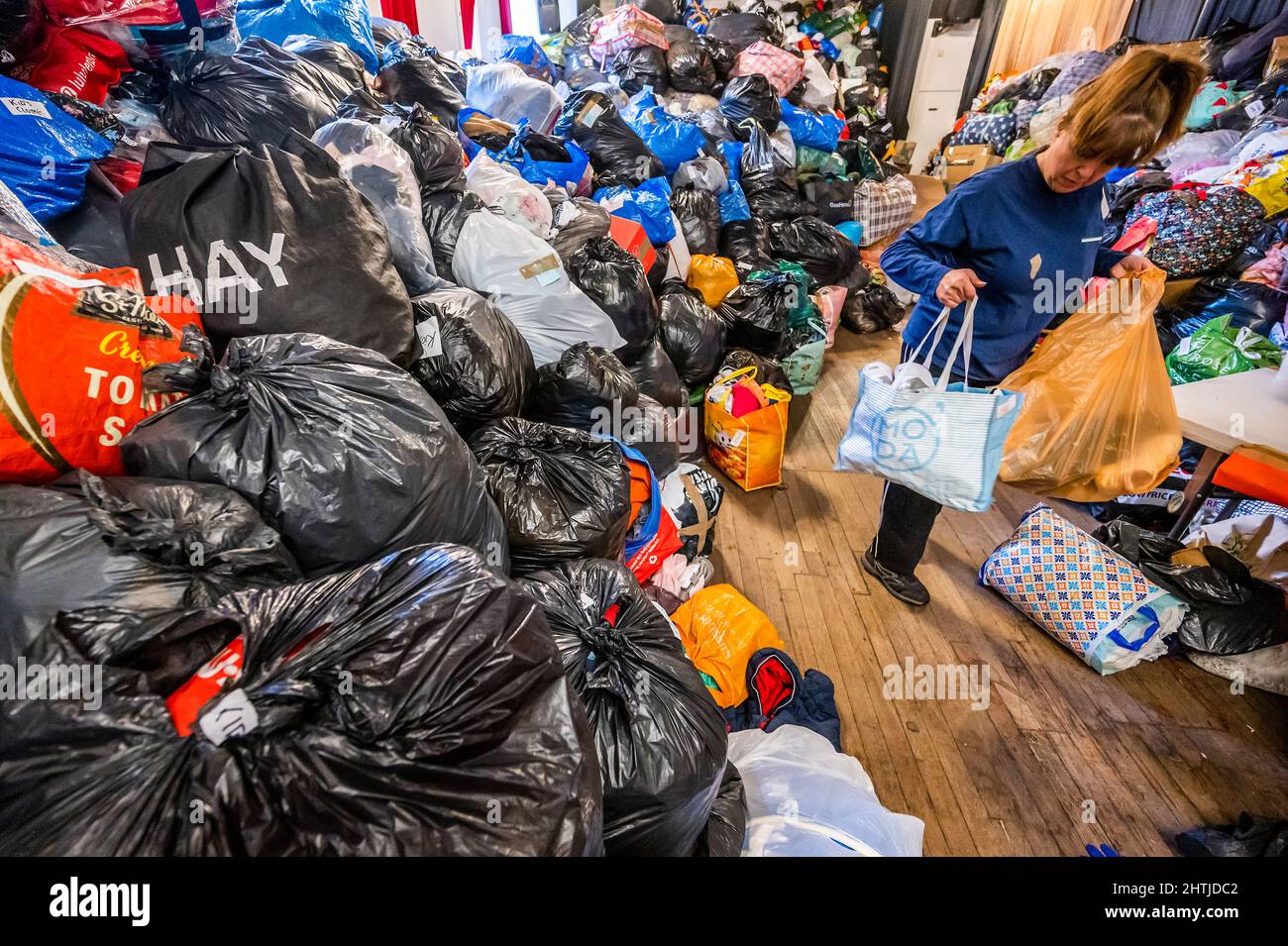Londra, Regno Unito. 1st Mar 2022. I volontari del White Eagle club (un club polacco a Balham) ordinano donazioni per i rifugiati ucraini e aiutano coloro che soggiornano a combattere. Sono alla ricerca di aiutanti, donazioni (vestiti caldi e puliti, forniture mediche, chiildrens e prodotti per bambini ecc) e in particolare hanno bisogno di più scatole / imballaggio. Tutti sperano che Putin blocchi la guerra e l’invasione dell’Ucraina. Credit: Guy Bell/Alamy Live News Foto Stock