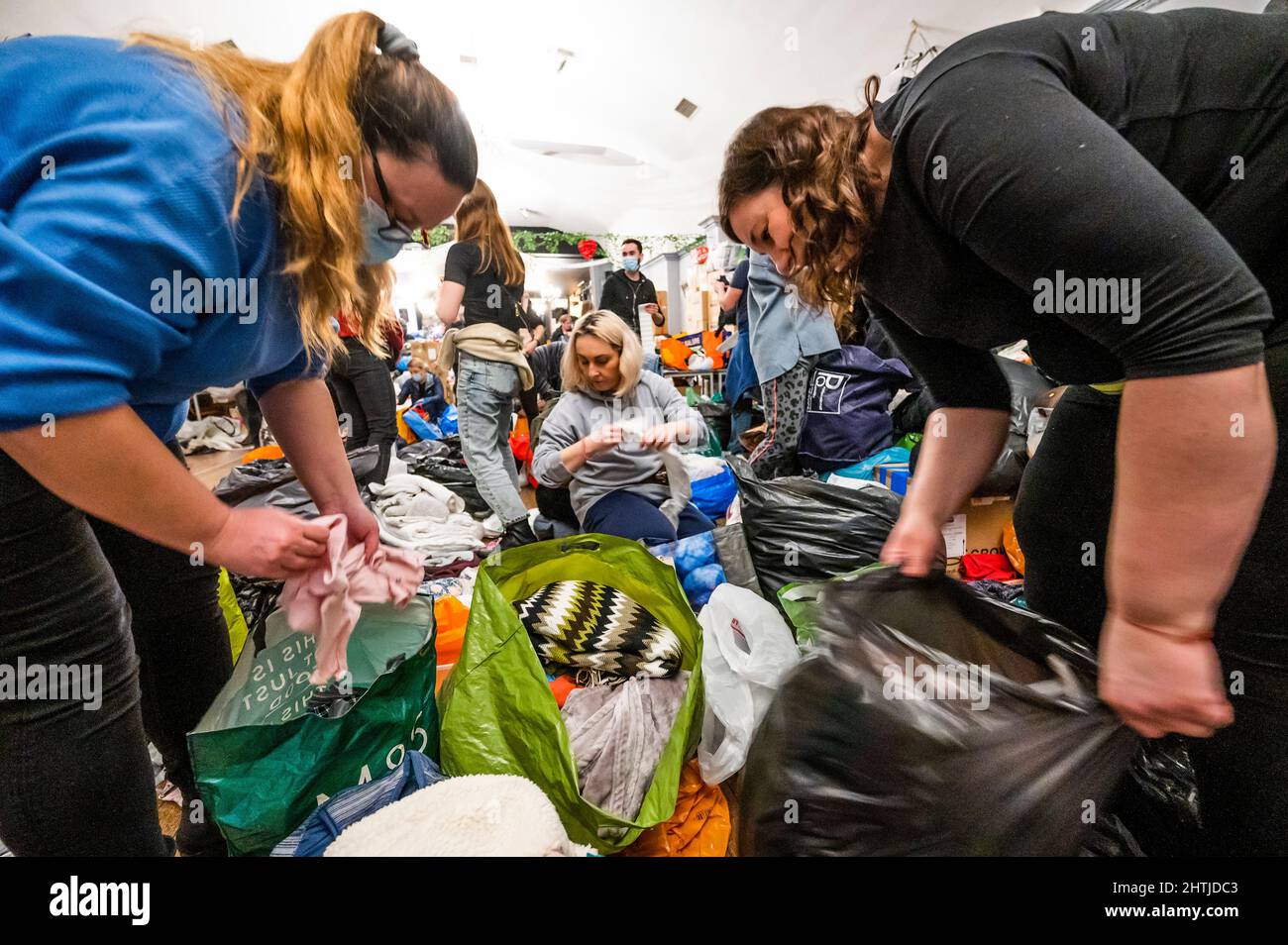 Londra, Regno Unito. 1st Mar 2022. I volontari del White Eagle club (un club polacco a Balham) ordinano donazioni per i rifugiati ucraini e aiutano coloro che soggiornano a combattere. Sono alla ricerca di aiutanti, donazioni (vestiti caldi e puliti, forniture mediche, chiildrens e prodotti per bambini ecc) e in particolare hanno bisogno di più scatole / imballaggio. Tutti sperano che Putin blocchi la guerra e l’invasione dell’Ucraina. Credit: Guy Bell/Alamy Live News Foto Stock