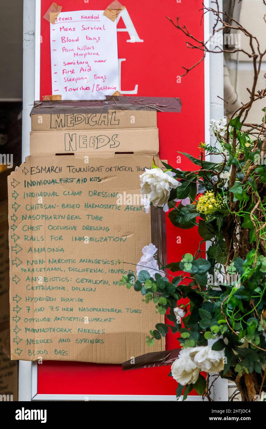 Londra, Regno Unito. 1st Mar 2022. I volontari del White Eagle club (un club polacco a Balham) ordinano donazioni per i rifugiati ucraini e aiutano coloro che soggiornano a combattere. Sono alla ricerca di aiutanti, donazioni (vestiti caldi e puliti, forniture mediche, chiildrens e prodotti per bambini ecc) e in particolare hanno bisogno di più scatole / imballaggio. Tutti sperano che Putin blocchi la guerra e l’invasione dell’Ucraina. Credit: Guy Bell/Alamy Live News Foto Stock