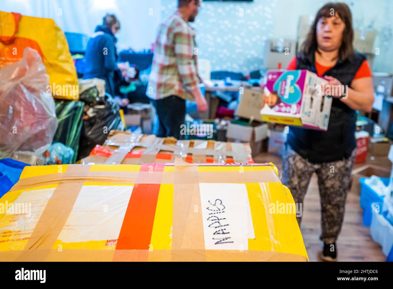 Londra, Regno Unito. 1st Mar 2022. I volontari del White Eagle club (un club polacco a Balham) ordinano donazioni per i rifugiati ucraini e aiutano coloro che soggiornano a combattere. Sono alla ricerca di aiutanti, donazioni (vestiti caldi e puliti, forniture mediche, chiildrens e prodotti per bambini ecc) e in particolare hanno bisogno di più scatole / imballaggio. Tutti sperano che Putin blocchi la guerra e l’invasione dell’Ucraina. Credit: Guy Bell/Alamy Live News Foto Stock