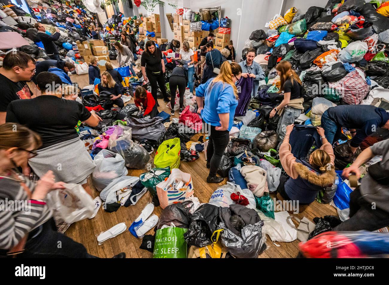 Londra, Regno Unito. 1st Mar 2022. I volontari del White Eagle club (un club polacco a Balham) ordinano donazioni per i rifugiati ucraini e aiutano coloro che soggiornano a combattere. Sono alla ricerca di aiutanti, donazioni (vestiti caldi e puliti, forniture mediche, chiildrens e prodotti per bambini ecc) e in particolare hanno bisogno di più scatole / imballaggio. Tutti sperano che Putin blocchi la guerra e l’invasione dell’Ucraina. Credit: Guy Bell/Alamy Live News Foto Stock