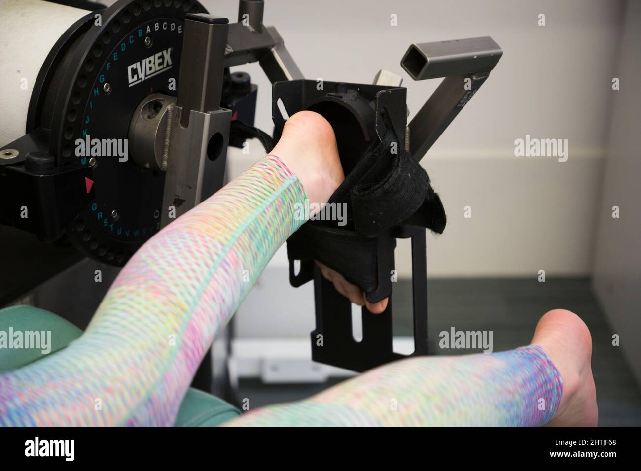 Forza, pressione, & equilibrio ed altre misure di ginocchia, caviglia, equilibrio di pressione del piede ed altre misure di un bambino (modello rilasciato) / ragazza / bambino che è preso a St Mary's University Twickenham, nel laboratorio di Biomechanics. REGNO UNITO (128) Foto Stock