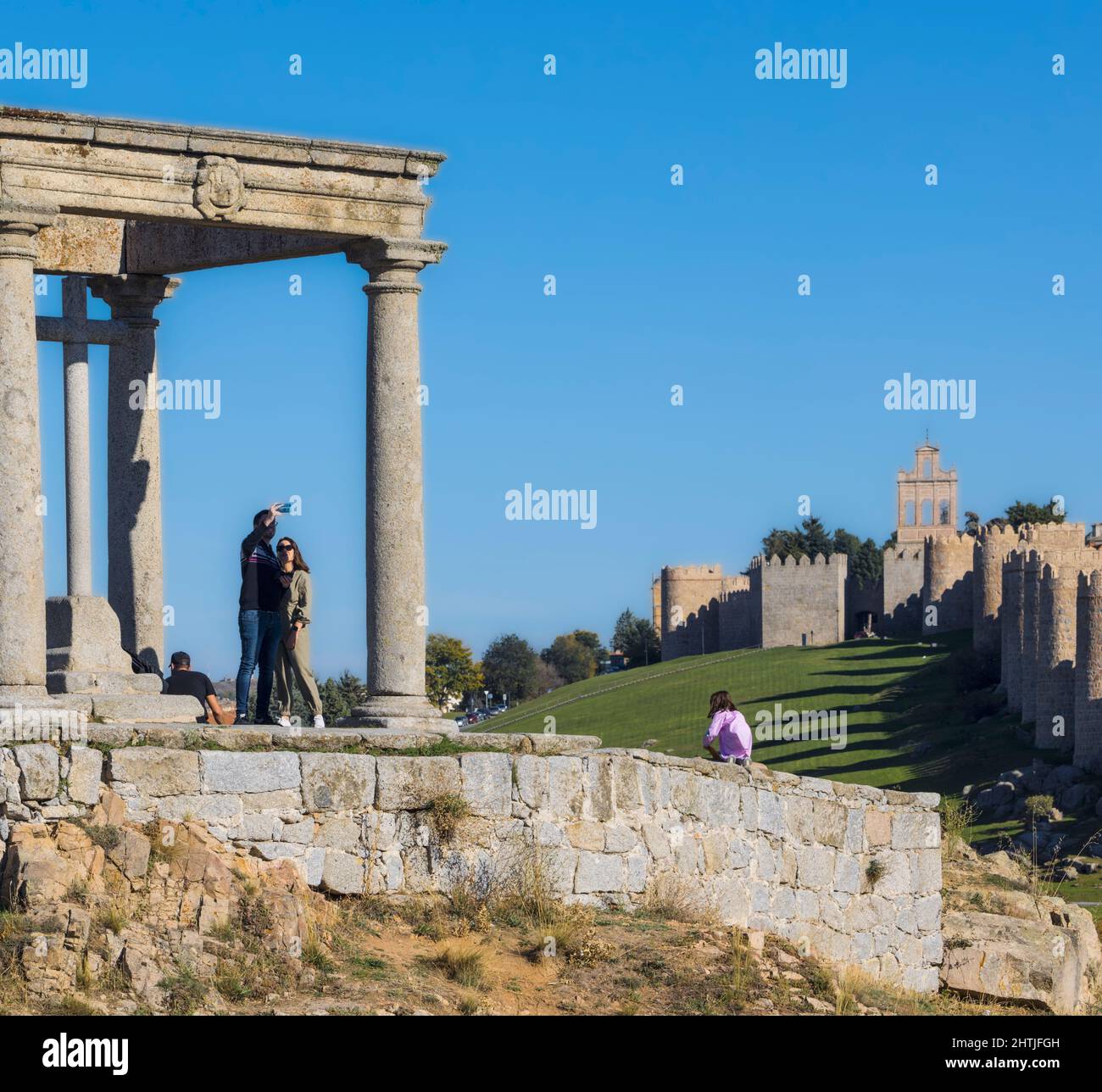 La vecchia città murata visto da Los Cuatro Postes, i quattro posti. Avila, Provincia di Avila, Castiglia e Leon, Spagna. La città vecchia di Avila è un patrimonio dell'umanità dell'UNESCO Foto Stock