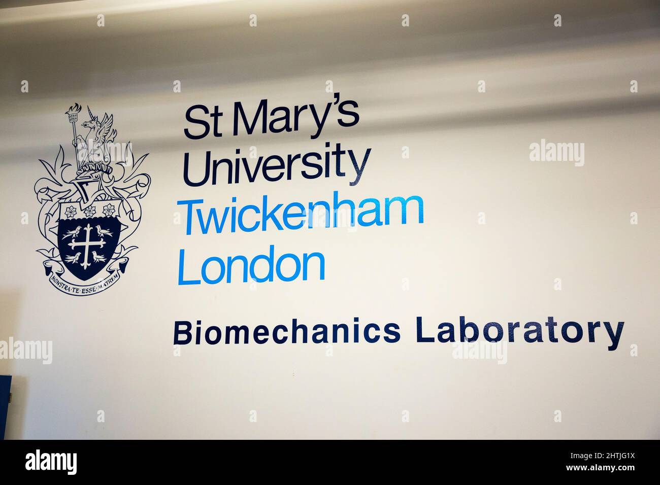 Il logo dell'Università su un cartello dell'Università di St Mary / Saint Marys, laboratorio di Biomeccanica di Twickenham. REGNO UNITO (128) Foto Stock