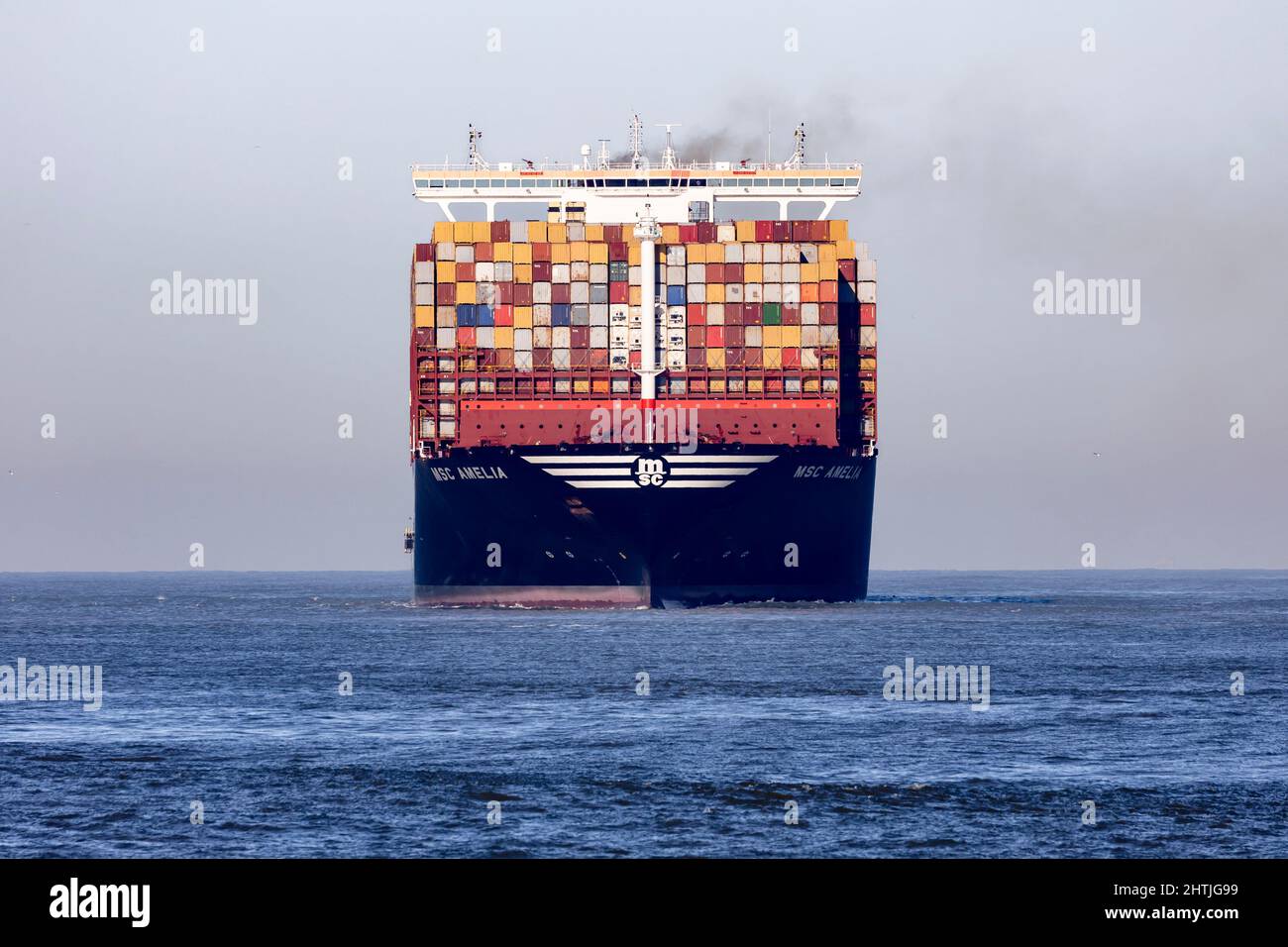 Rotterdam, Paesi Bassi - 2-26-2022: Nave container MSC Amelia prima di entrare nel porto di Rotterdam, visto dal fronte Foto Stock