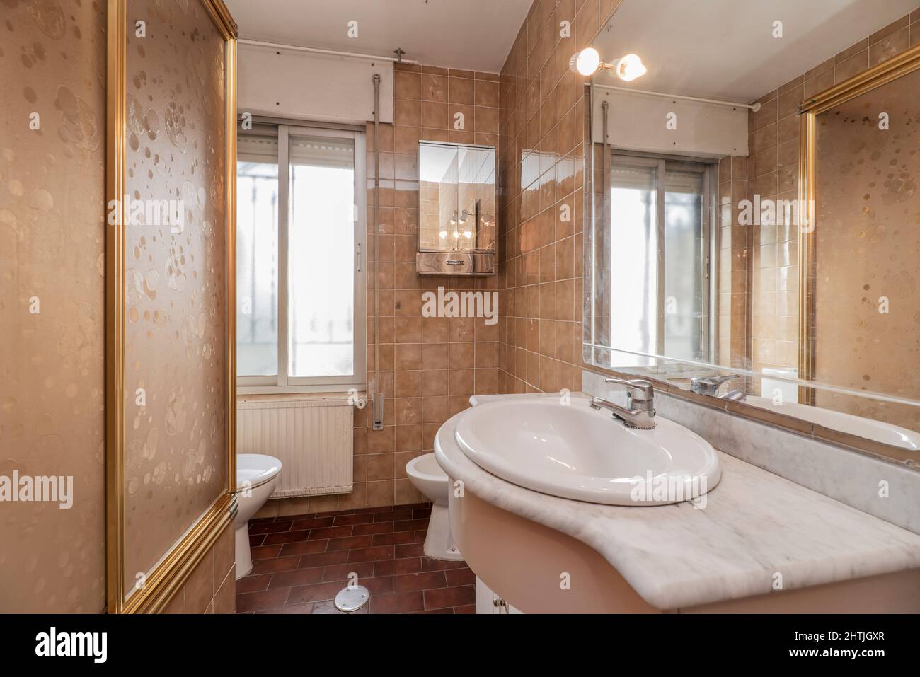 Bagno con armadi in legno bianco, lavabo emisferico in porcellana bianca,  grande specchio da incasso e box doccia in vetro Foto stock - Alamy