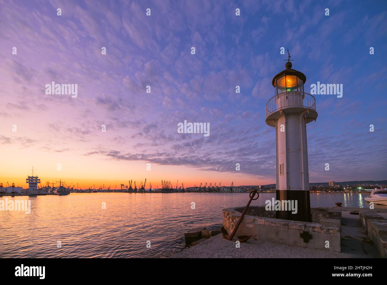 Faro al tramonto di Varna, Bulgaria Foto Stock
