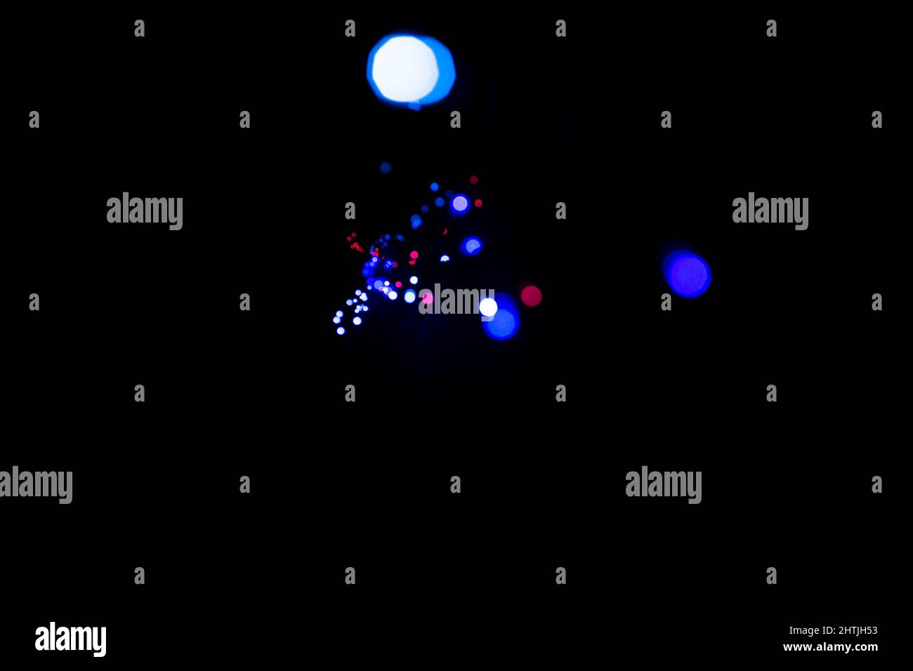 Set di punti luce blu e rosso sfocati su sfondo nero Foto Stock