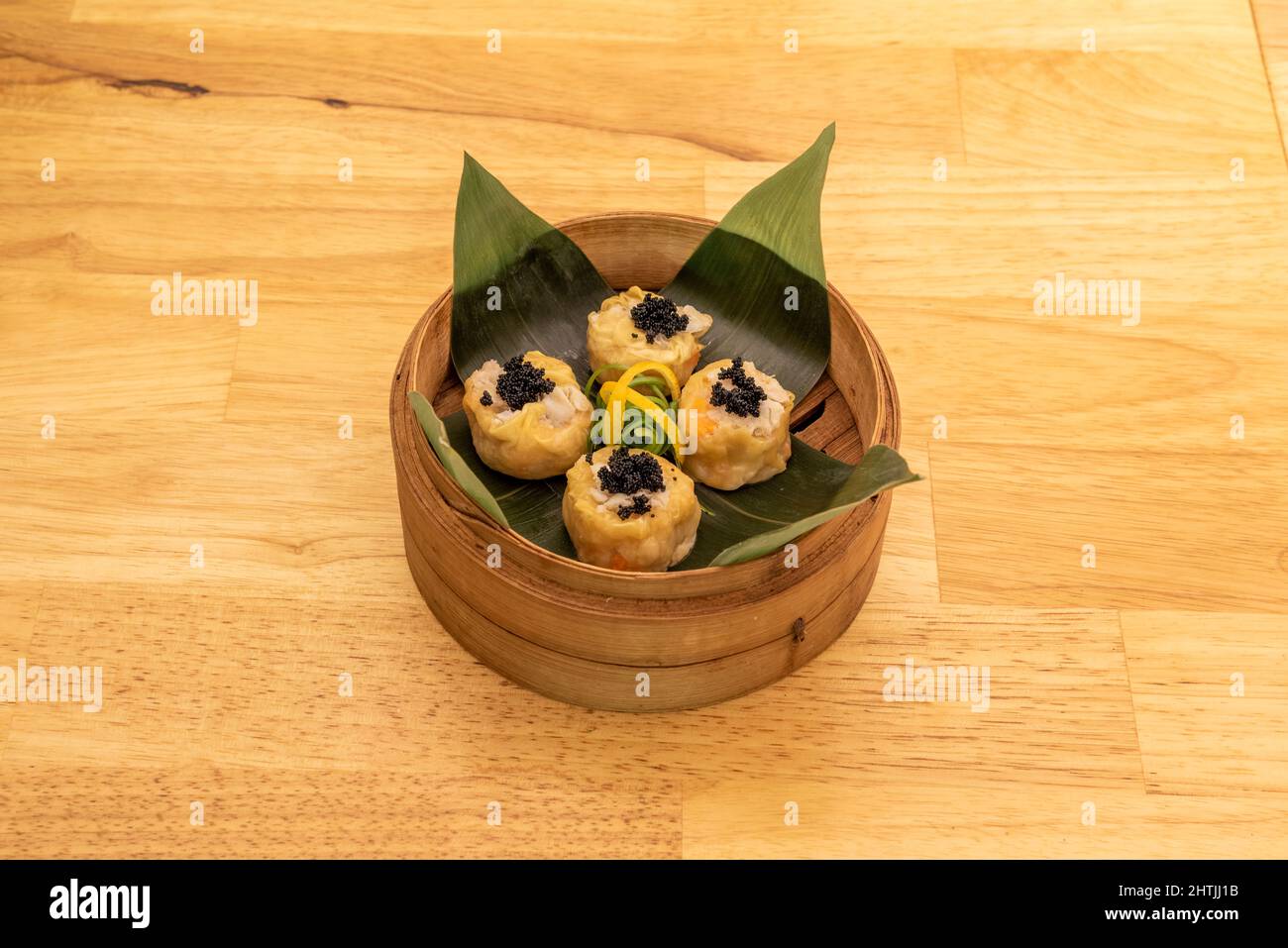 Il suo ripieno è una combinazione di ingredienti, costituiti principalmente da carne di maiale tritata e stagionata, gamberi tritati e interi, e shiitake in piccoli pezzi. Il Foto Stock