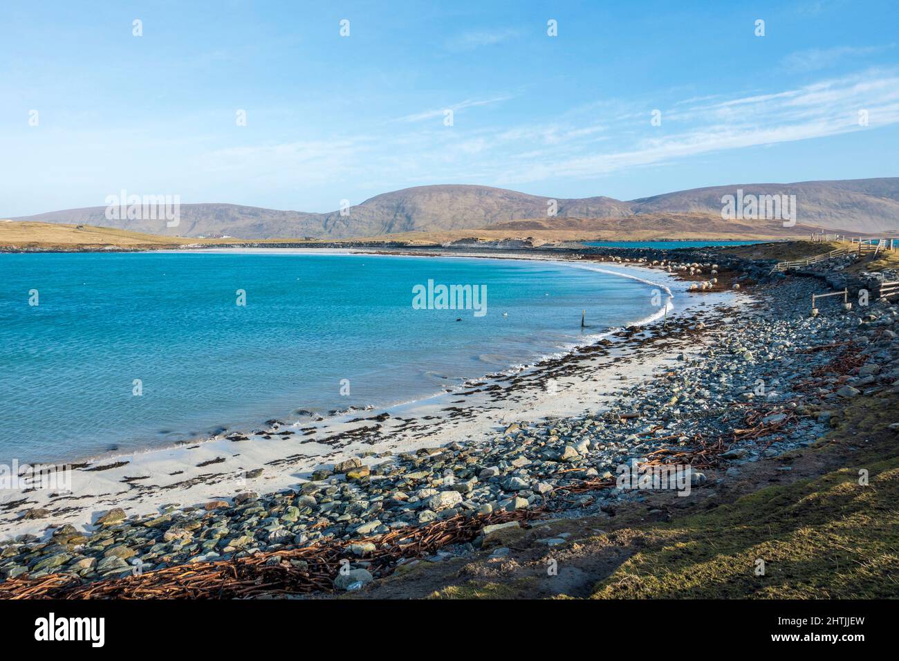 Spiaggia di Banna minneolas e scogliere sull'isola di Burra nelle Isole Shetland Foto Stock
