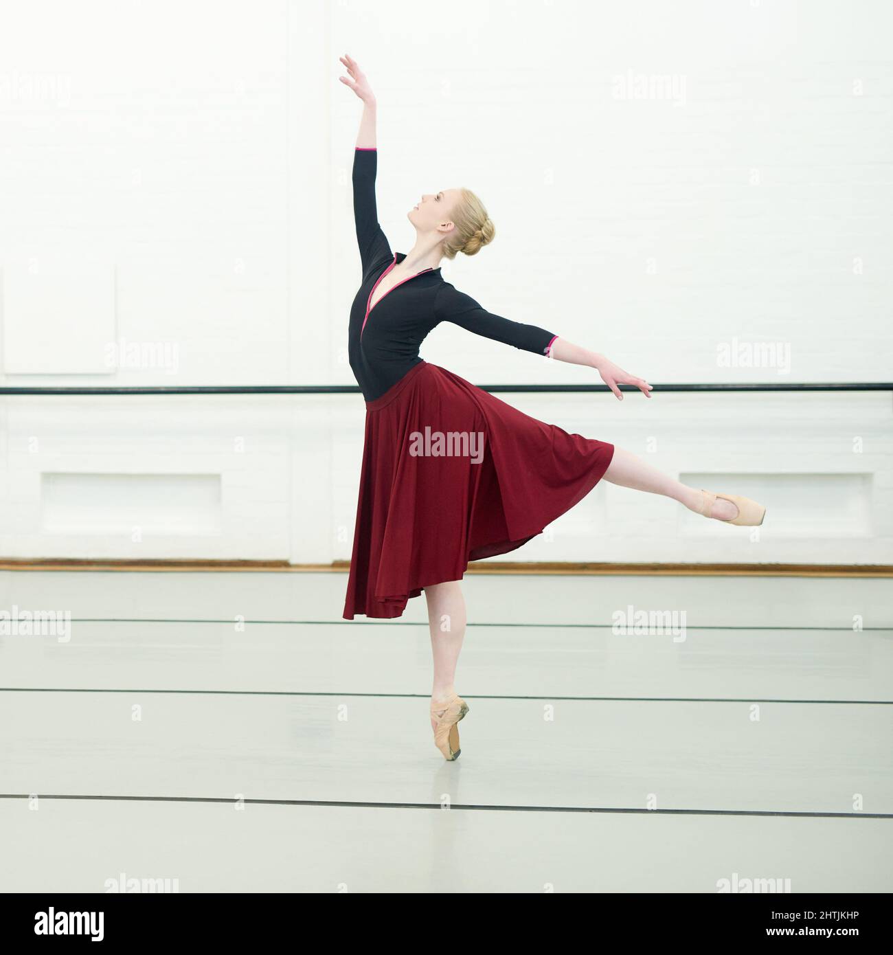 Le ballerine vivono la vita con le loro teste tenute alte. Shot di una  giovane donna che pratica balletto Foto stock - Alamy