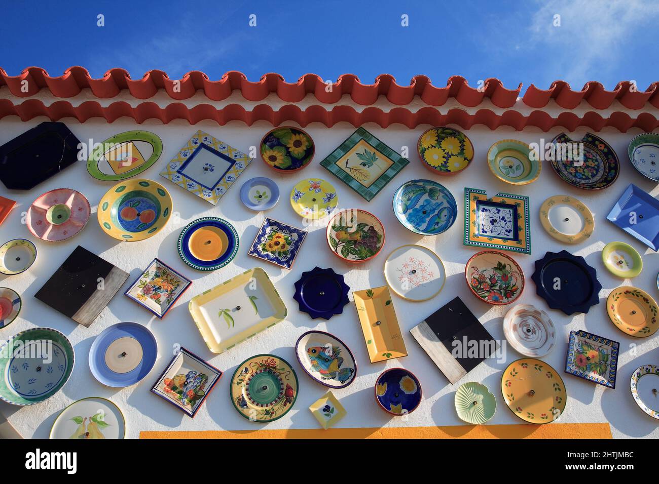 Geschäftsdekoration einer Keramikhändler, Dekorationsfassade, bei Sagres, Algarve, Portogallo Foto Stock