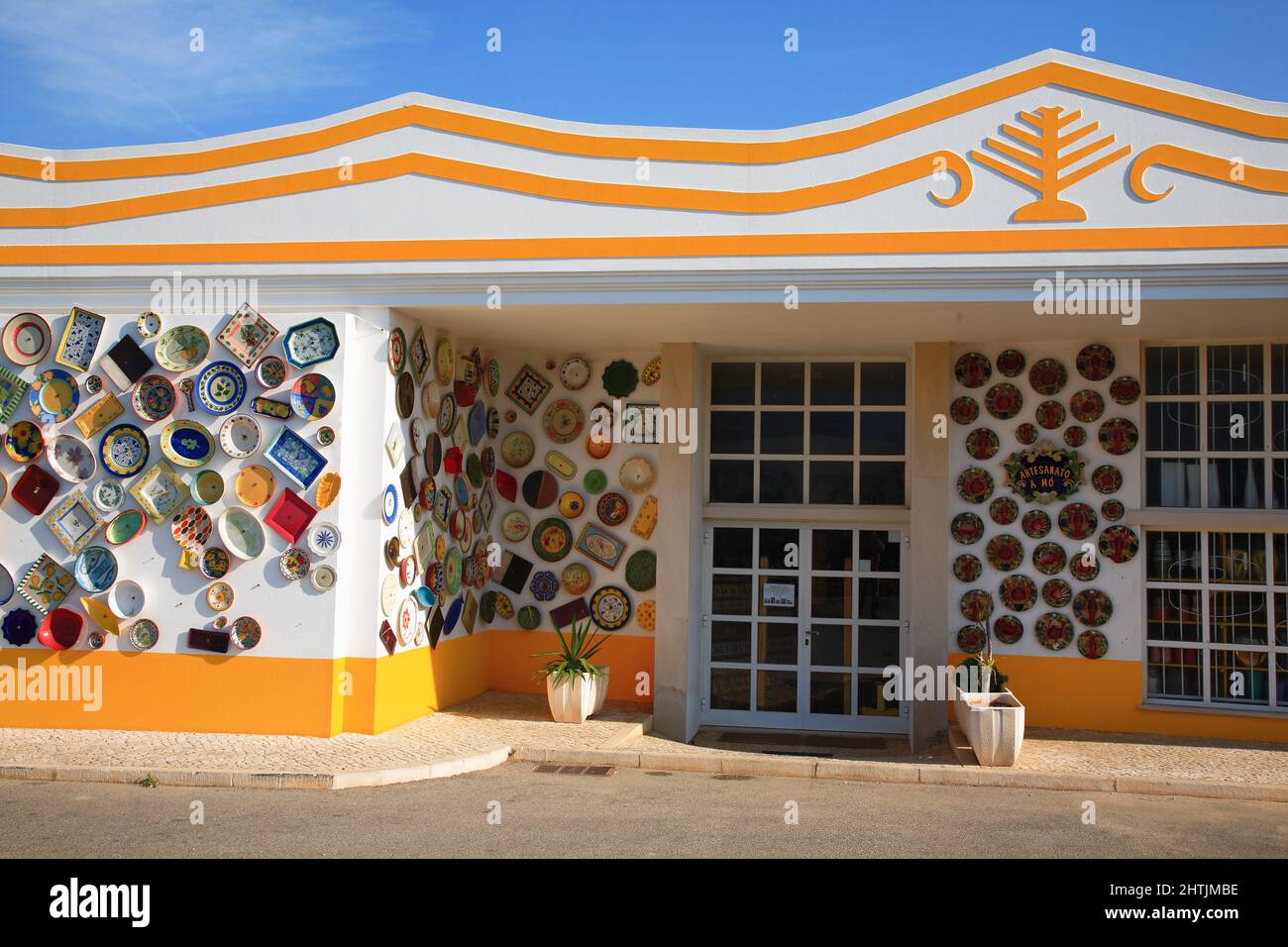 Keramikhändler, Dekorationsfassade, bei Sagres, Algarve, Portogallo, Geschäftsdekoration einer Keramikhändler Foto Stock