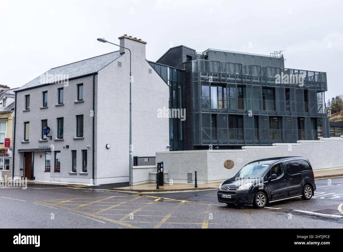 Una stazione di Garda Síochána, ufficio della polizia irlandese, recentemente aggiornato ed esteso, Donegal Town, Contea di Donegal, Irlanda Foto Stock