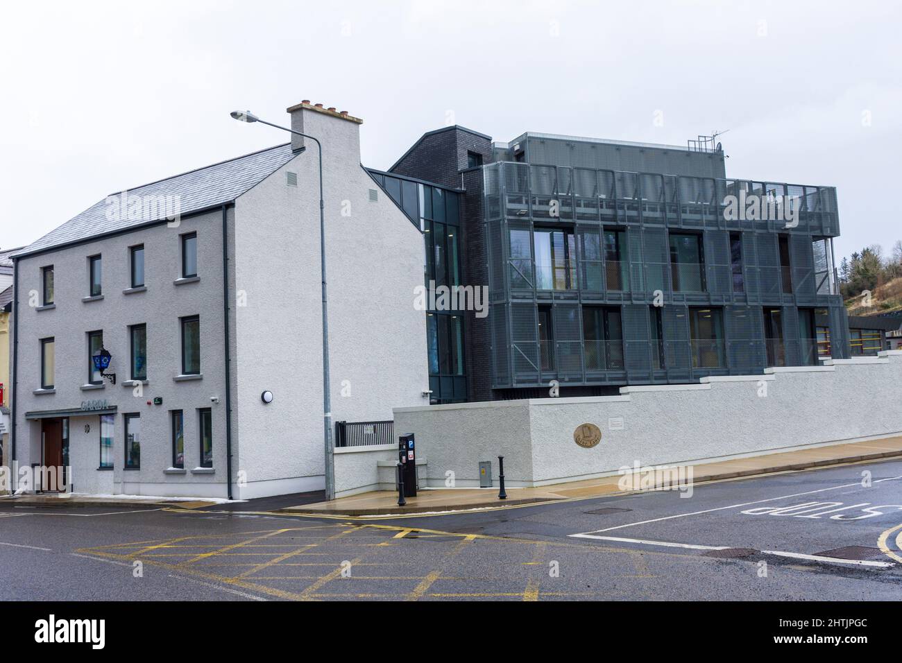Una stazione di Garda Síochána, ufficio della polizia irlandese, recentemente aggiornato ed esteso, Donegal Town, Contea di Donegal, Irlanda Foto Stock