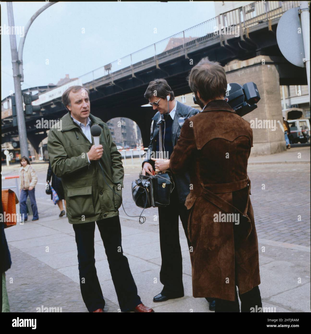 Fritz Pleitgen, giornalista deutscher, ARD Korrespondent in Ost-Berlin, hier mit einem Kamerateam, 1981. Fritz Pleitten, giornalista tedesco, corrispondente TV ARD a Berlino Est, qui con un team di telecamere, 1981. Foto Stock