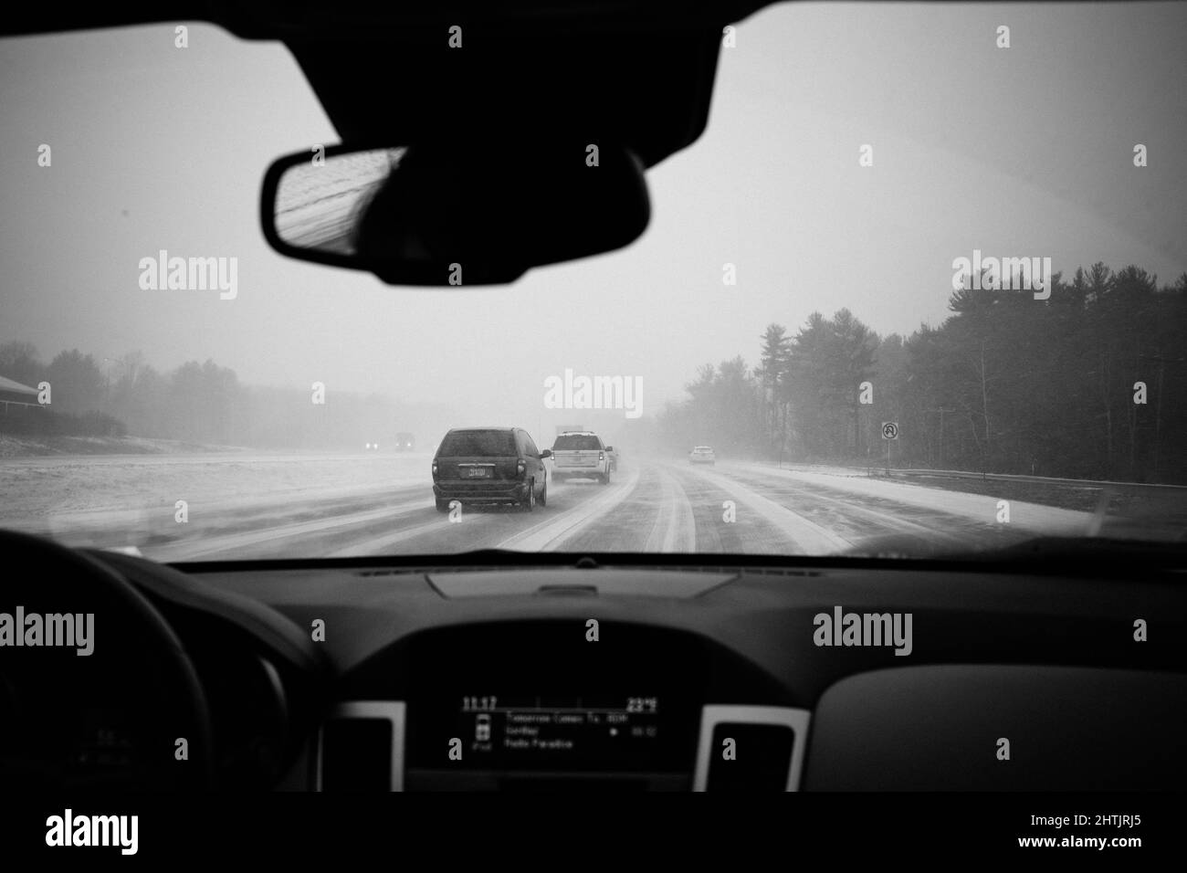 Autostrada innevata e ghiacciata catturata dall'auto in inverno Foto Stock