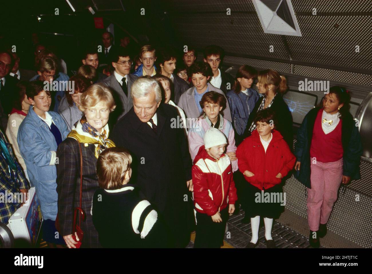 Richard von Weizsäcker Bundespräsident von Deutschland, mit seiner Frau Marianne beim Besuch der Bavaria Filmstudios in München, 1984. Richard von Weizsäcker, presidente federale tedesco con sua moglie Marianne in visita agli studi cinematografici Bavaria a Monaco di Baviera, 1984. Foto Stock