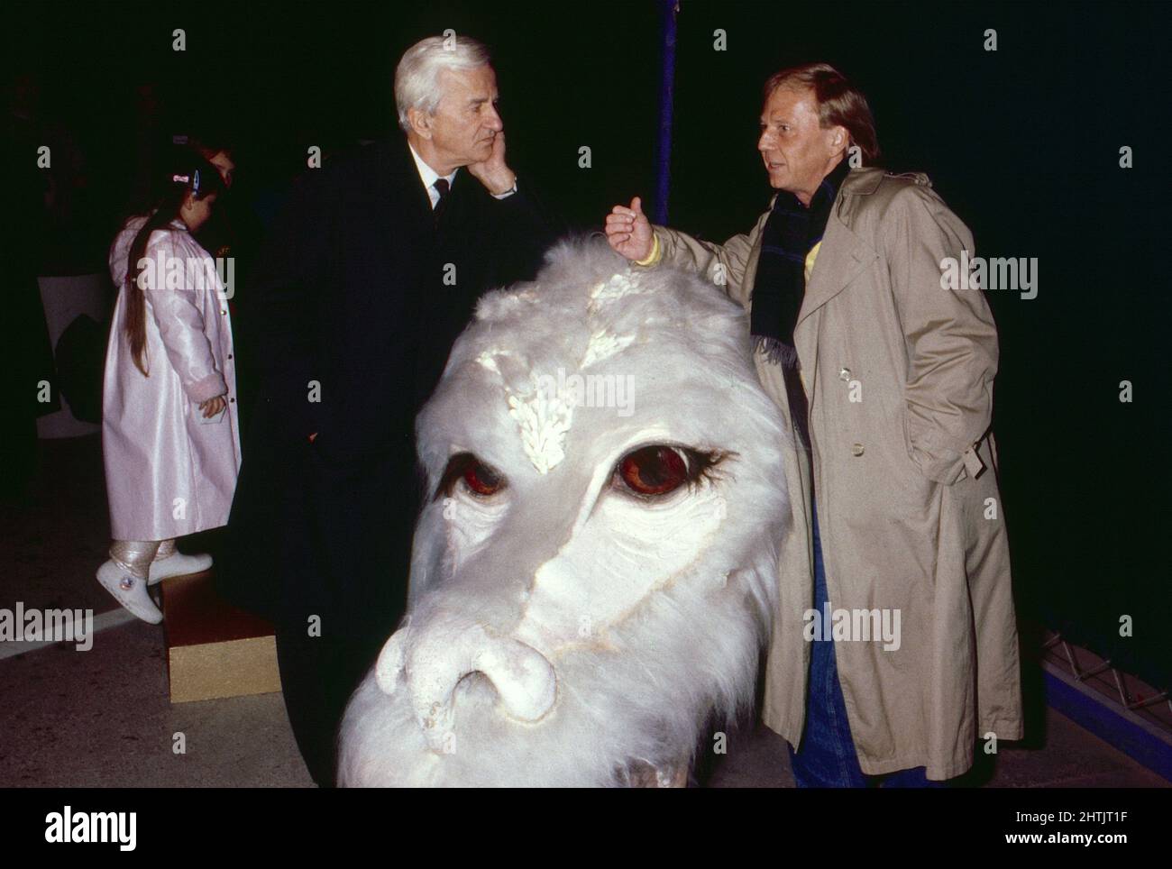 Richard von Weizsäcker, Bundespräsident von Deutschland, beim Besuch der Bavaria FilmStudios a München, hier im Gespräch mit Regisseur Wolfgang Petersen nel film di der Kulisse von Petersen: Die Unendliche Geschichte, in der Mitte ist der Kopf des Glücksdrachen Fuchur, 1984. Richard von Weizsäcker, Presidente federale della Germania, in visita agli studi cinematografici Bavaria di Monaco, parla qui con il regista Wolfgang Petersen nel set del film di Petersen: The Neverending Story, al centro è il capo del fortunato drago Fuchur, 1984. Foto Stock