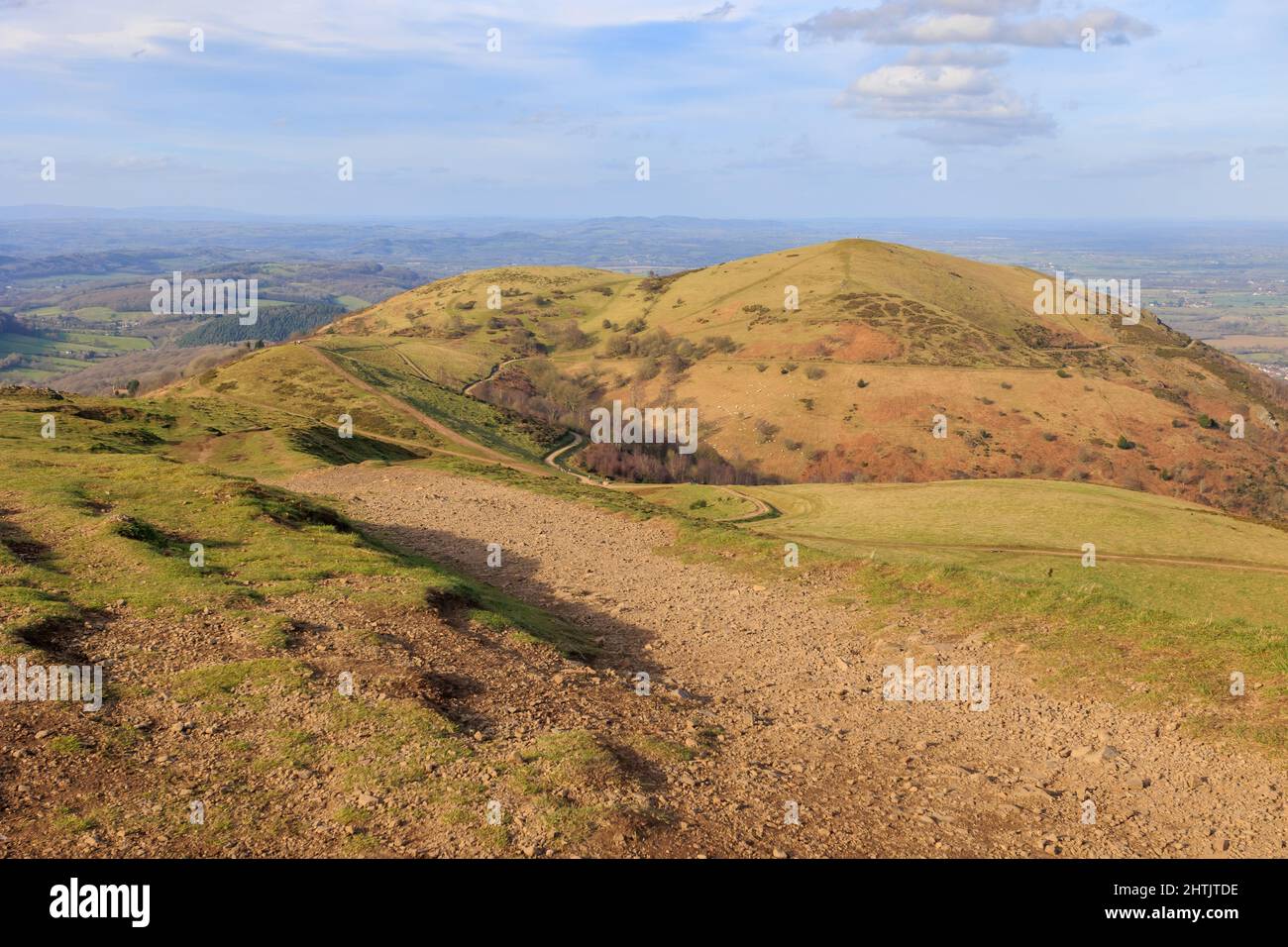 Viste lungo la cima della cresta delle colline Malvern nel Worcestershire e Hereford con cieli soleggiati e sentieri trasparenti. Foto Stock