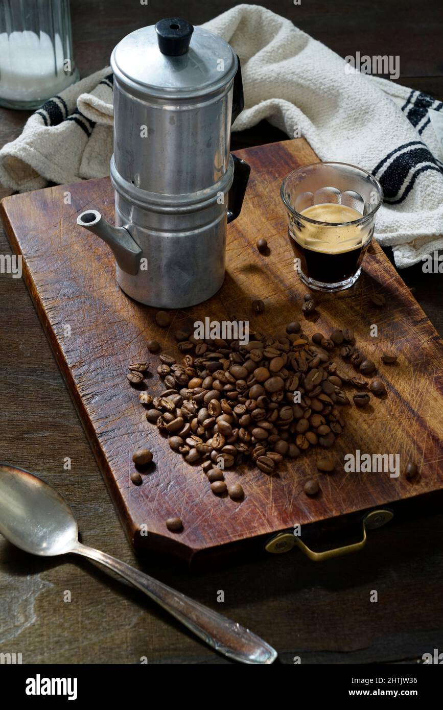 Pentola napoletana, in napoletana o caffettiera napoletana, a differenza  della Moka, non utilizza vapore ma il caffè viene filtrato esclusivamente  Foto stock - Alamy