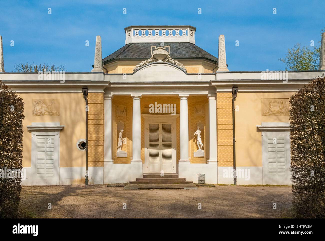 Grande vista frontale della Bath House, un edificio in stile villa italiana costruita da Pigage per l'Elettore Carl Theodor nel famoso giardino del... Foto Stock