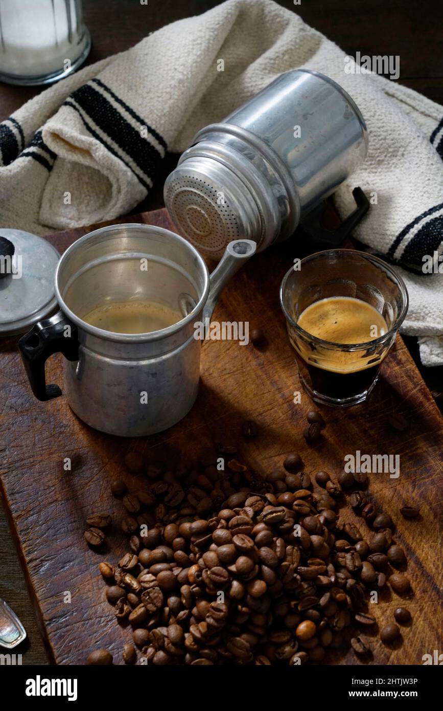 Pentola napoletana, in napoletana o caffettiera napoletana, a differenza della Moka, non utilizza vapore ma il caffè viene filtrato esclusivamente Foto Stock