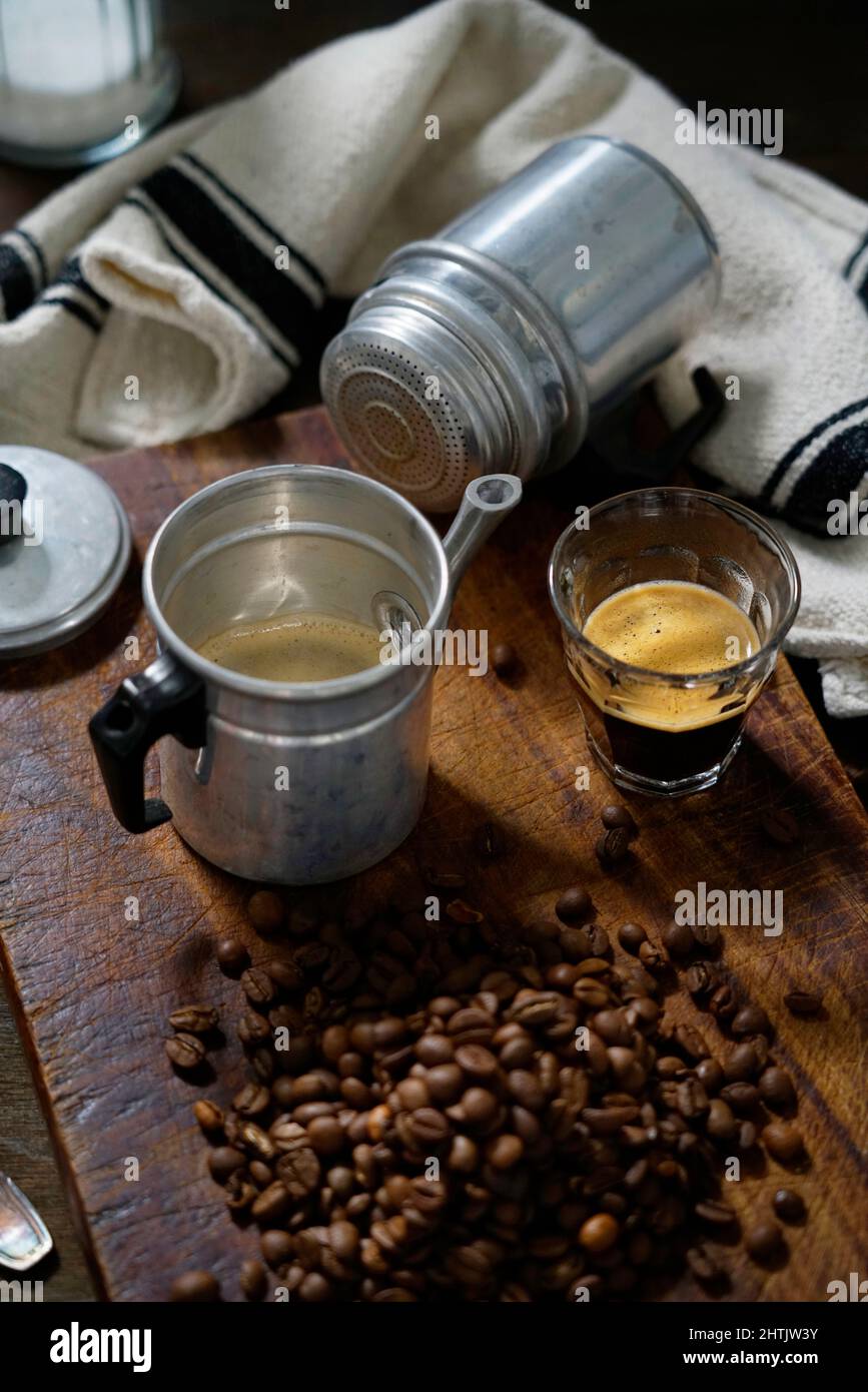 Pentola napoletana, in napoletana o caffettiera napoletana, a differenza della Moka, non utilizza vapore ma il caffè viene filtrato esclusivamente Foto Stock