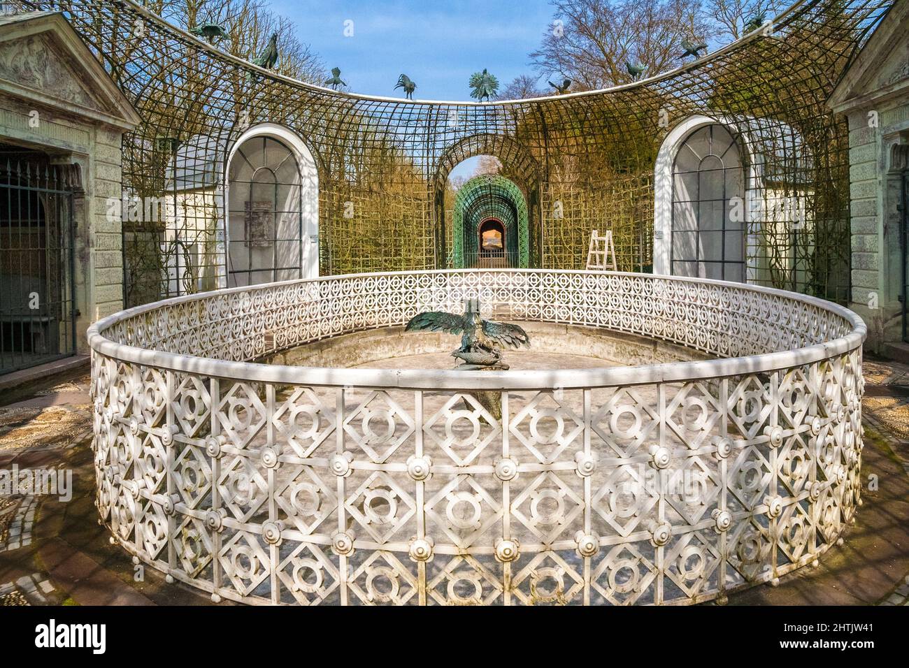 Bella vista della famosa fontana senza acqua con il gufo e gli uccelli acqua-spouting con vista al Padiglione prospettiva nel Schwetzingen... Foto Stock