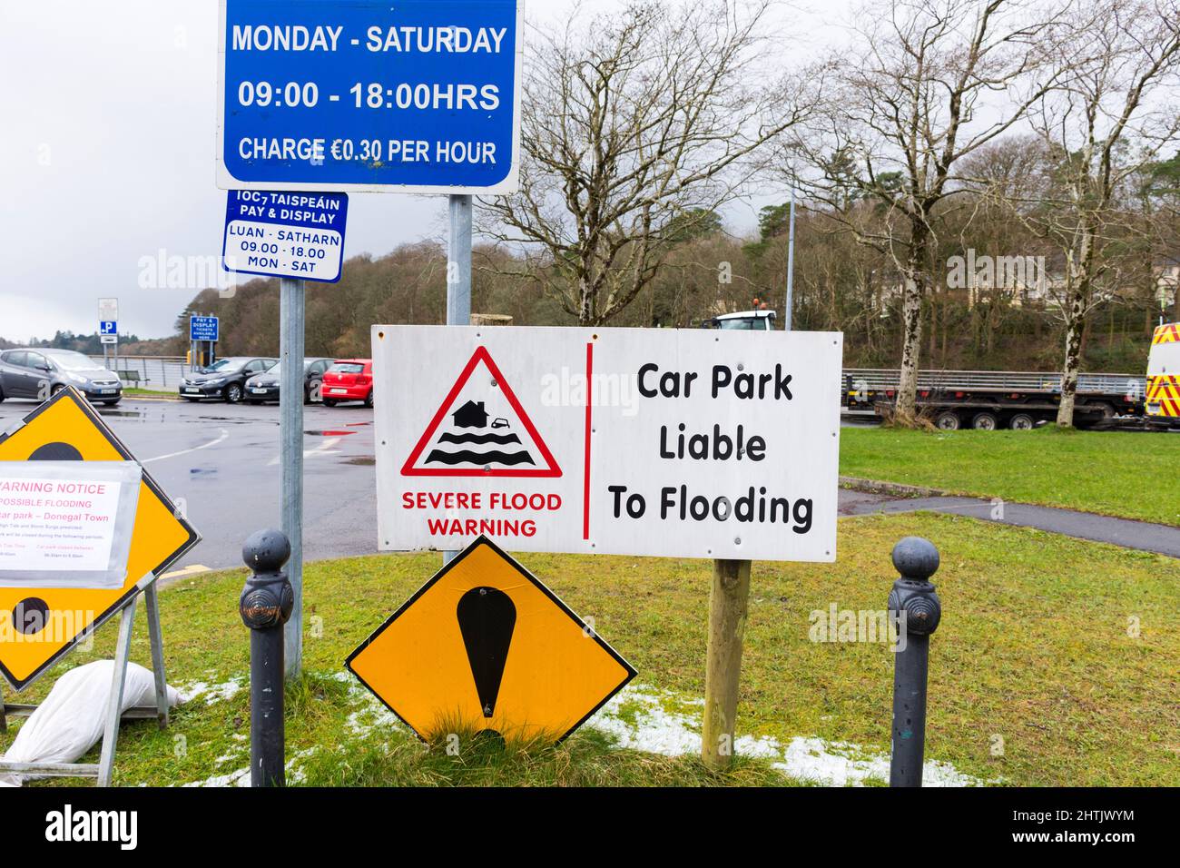 Cartello segnaletico, parcheggio soggetto a inondazioni, Donegal Town, County Donegal, Irlanda. Foto Stock