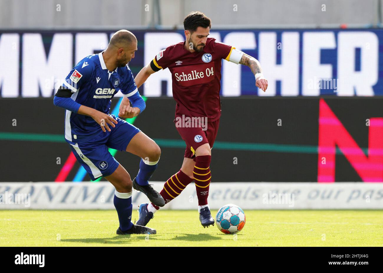 Primo : 26th febbraio 2022, Fuvuball, 2nd Bundesliga, stagione 2021/2022, Karlsruher SC,KSC - FC Schalke 04 1:1 Danny LATZA, Schalke duelli a destra Foto Stock