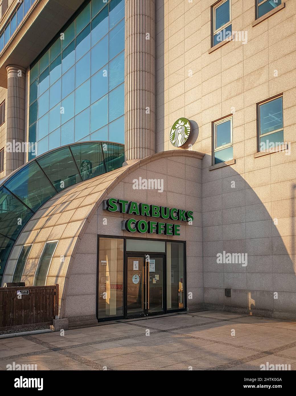 Ulsan, Corea del Sud - caffetteria Starbucks situata presso il grande magazzino Hyundai. La più grande azienda di caffetterie del mondo. Foto Stock