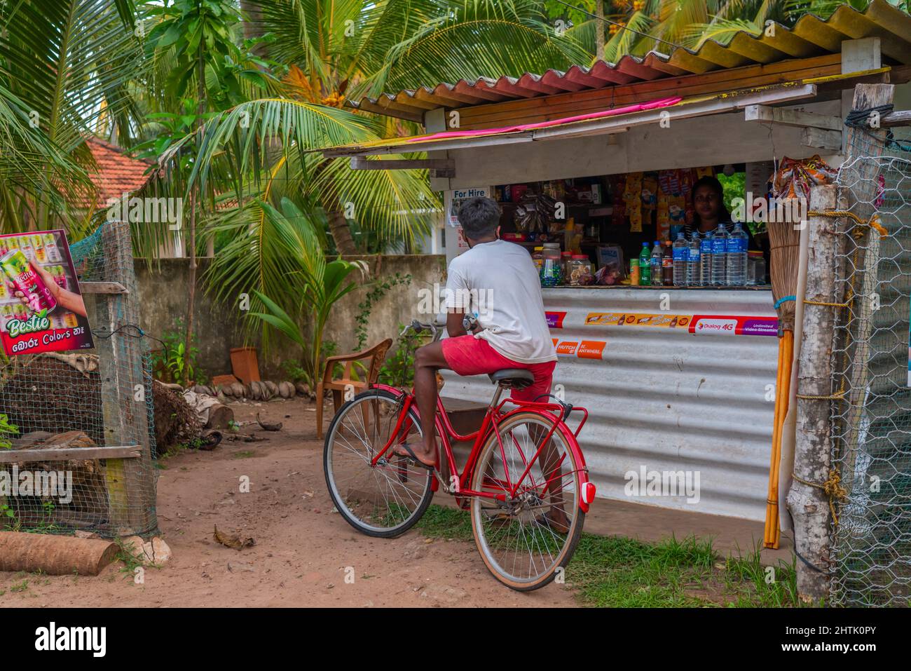 HIKKADUWA, SRI LANKA DICEMBRE 17,2021 Street view a Hikkaduwa con un