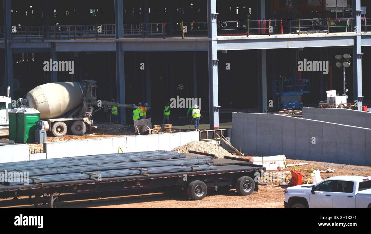 Sfondo occupato cantiere, con cantieri e attrezzature, auto costruttore, Bar Bender fissaggio acciaio rinforzo trasporto camion. Foto Stock