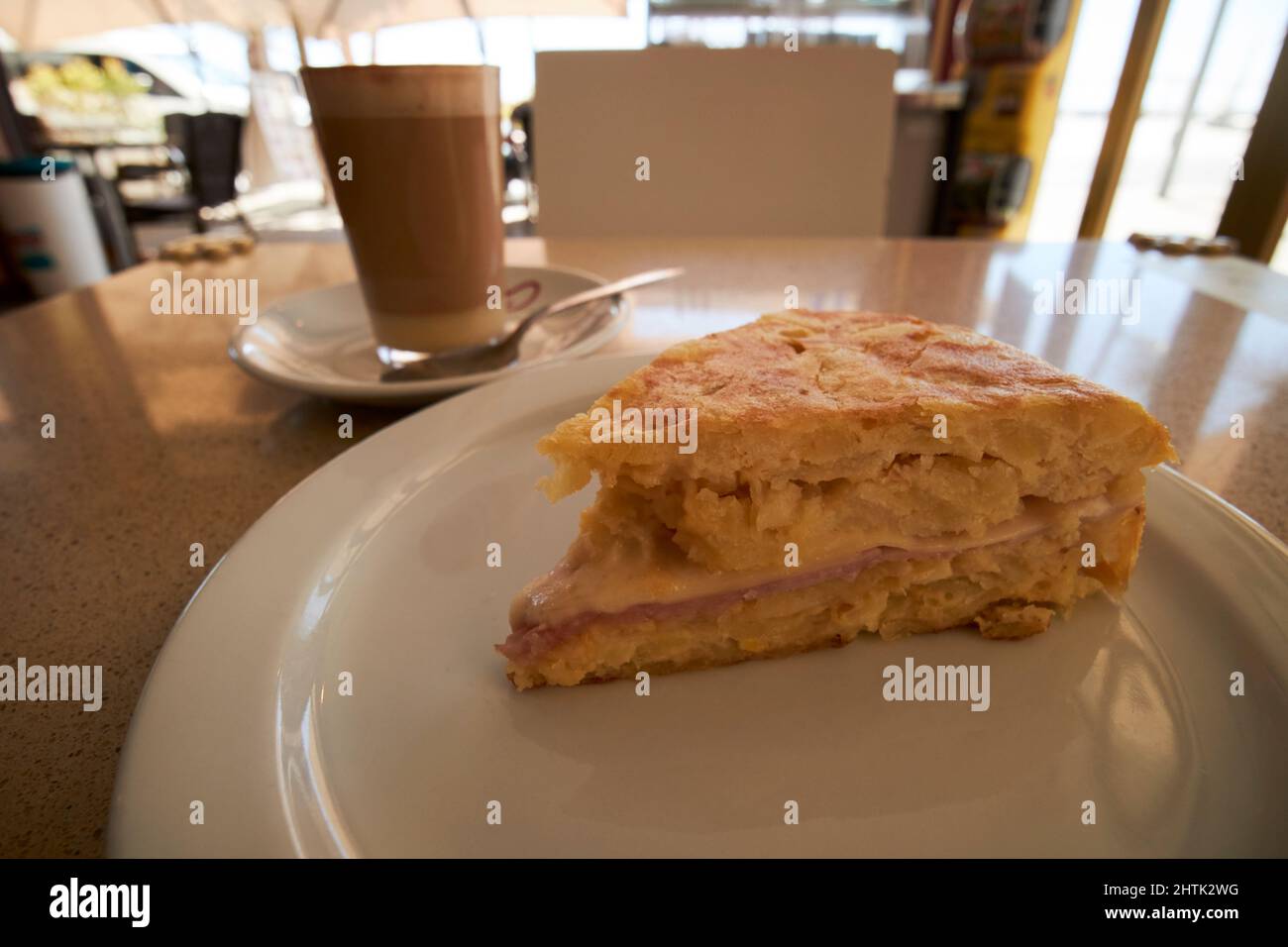 Tortilla spagnola o frittata spagnola con prosciutto e formaggio con caffè leche leche caffè in un caffè Lanzarote, isole canarie, spagna Foto Stock