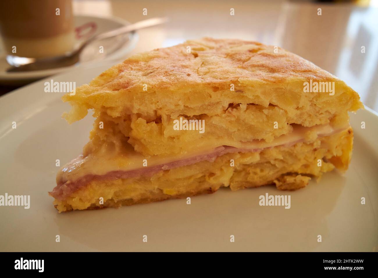 Tortilla spagnola o frittata spagnola con prosciutto e formaggio Lanzarote, isole canarie, spagna Foto Stock