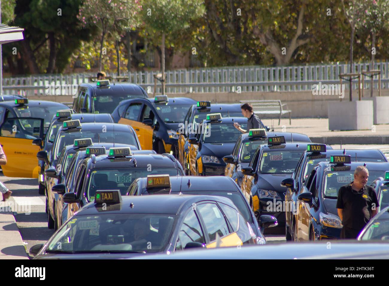 BARCELLONA, SPAGNA - 4 OTTOBRE 2019 molti taxi in nero e giallo in attesa di tariffe Foto Stock