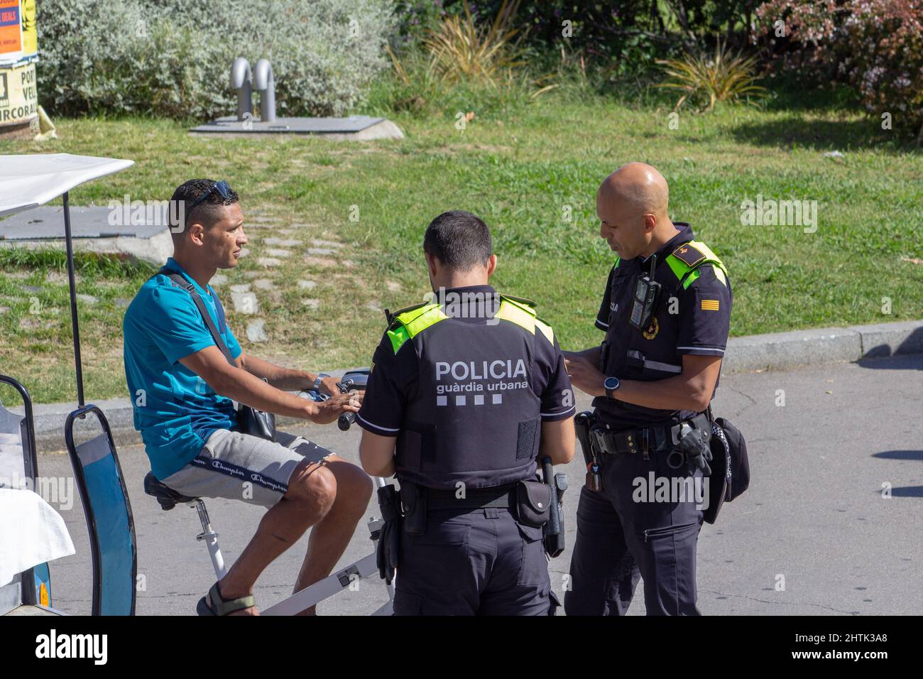 BARCELLONA, SPAGNA - 4 OTTOBRE 2019 polizia e ciclottaxi conducente in conversazione Foto Stock