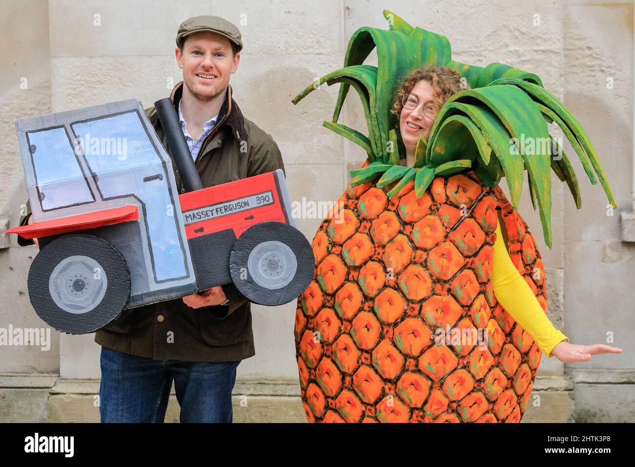 Londra, Regno Unito, 01st marzo 2022. Claire Donkin, rappresentante dei Fruiters, e un partecipante degli agricoltori. I rappresentanti delle livree e delle Worshipful Companies della City of London nel loro regalia e nel loro abito di fantasia sono tutti venuti a prendersi l'un l'altro nella corsa Inter livy Pancake il martedì di Shrove, anche comunemente chiamato 'Pancake Day'. La gara, ora nel suo 18th anno, si svolge sempre a Guildhall Yard, ma quest'anno è ridotto ad un cerimoniale 'lancio' e riunirsi, seguito da cena, come i terreni sono stati dichiarati scivolosi a correre veloce nel tempo piovoso. Foto Stock