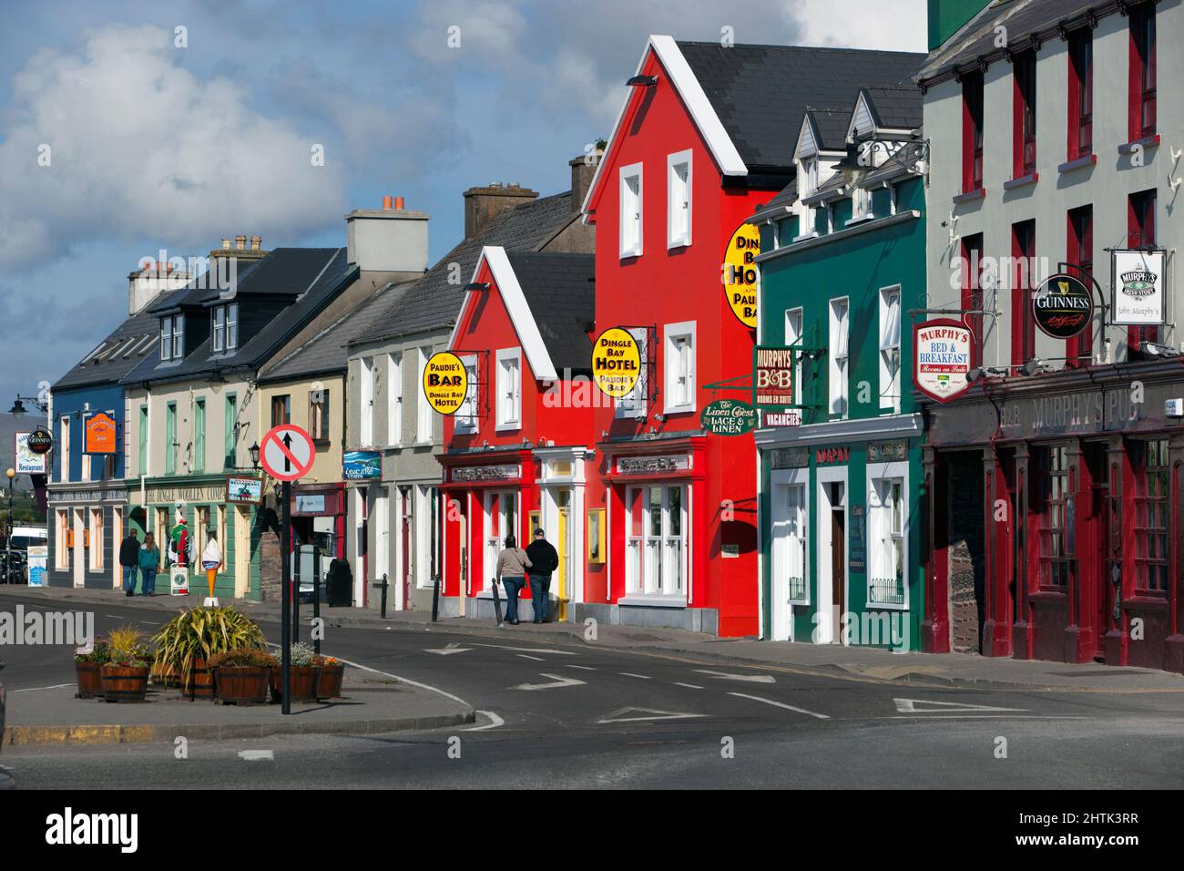 Pub e hotel lungo Strand Street, Dingle, Dingle Peninsula, County Kerry, Irlanda Foto Stock
